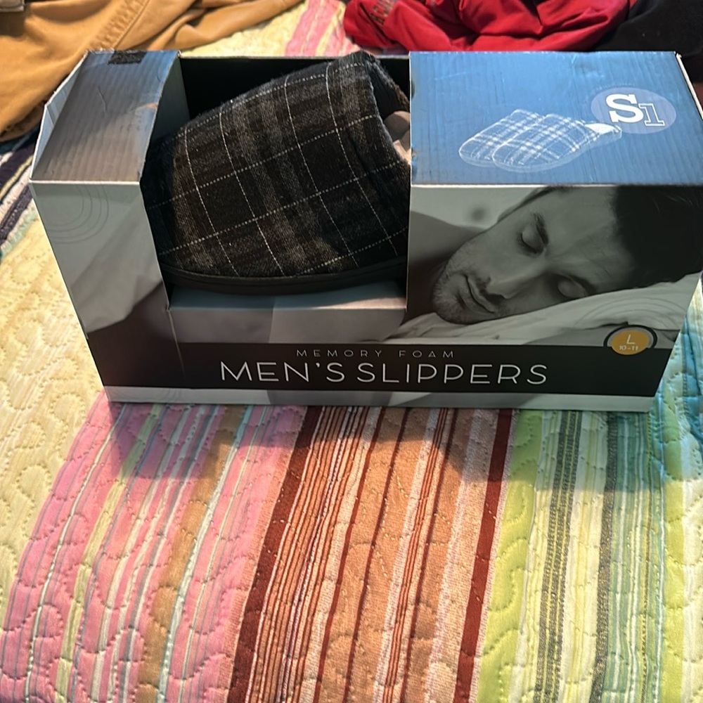 New in box men’s slippers